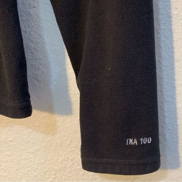 The North Face Quarter Zip Pullover Long Sleeve Mock Neck Athletic Top. - Picture 5 of 11